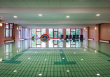 Das Hallenbad des Hotels lädt zum Planschen und Erholen ein.