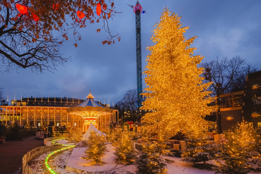 Wunderschön leuchtet der Weihnachtsbaum im Vergnügungspark Tivoli.
