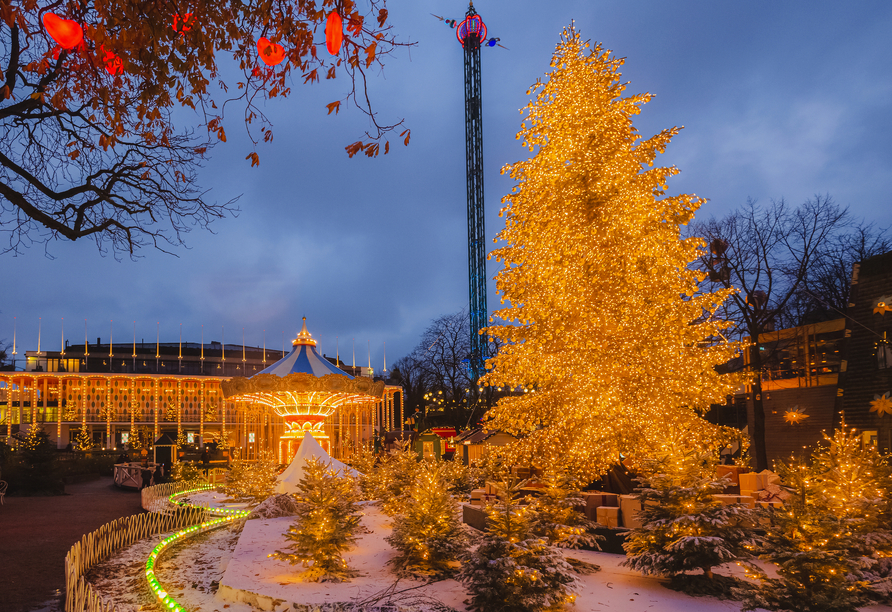 Wunderschön leuchtet der Weihnachtsbaum im Vergnügungspark Tivoli.