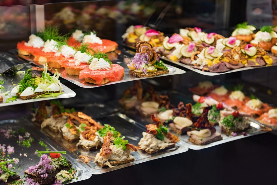 Lassen Sie sich traditionelle Köstlichkeiten wie Smørrebrød nicht entgehen.