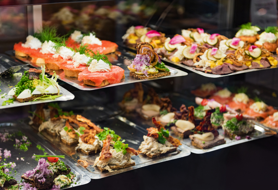 Lassen Sie sich traditionelle Köstlichkeiten wie Smørrebrød nicht entgehen.