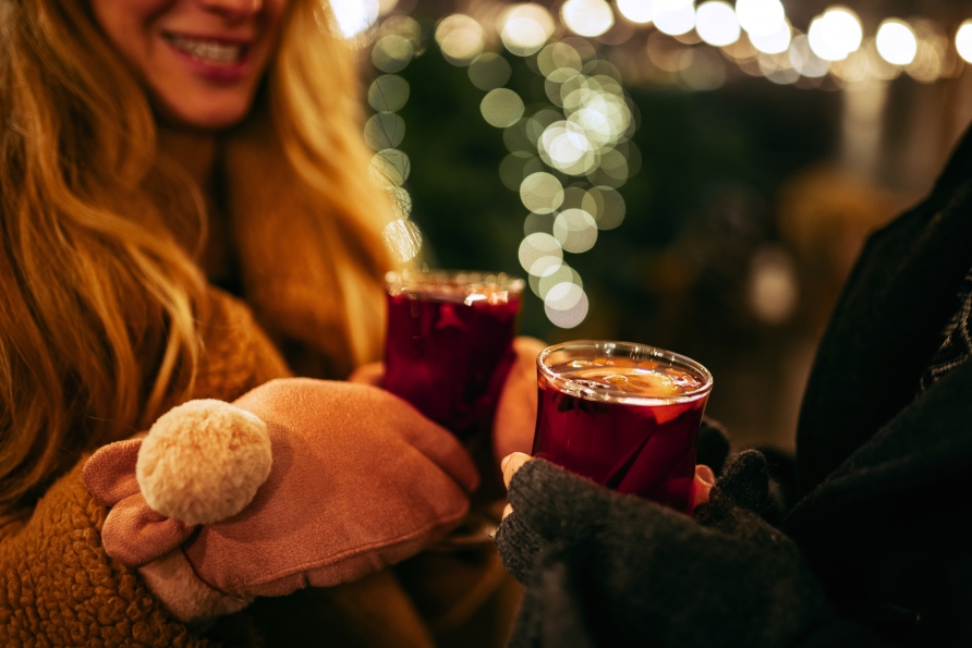 Wärmen Sie sich mit leckerem Gløgg (Glühwein).