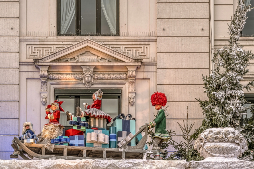 Die historischen Gebäude wie das Hotel d’Angleterre am Weihnachtsmarkt Kongens Nytorv sind teilweise auch geschmückt.