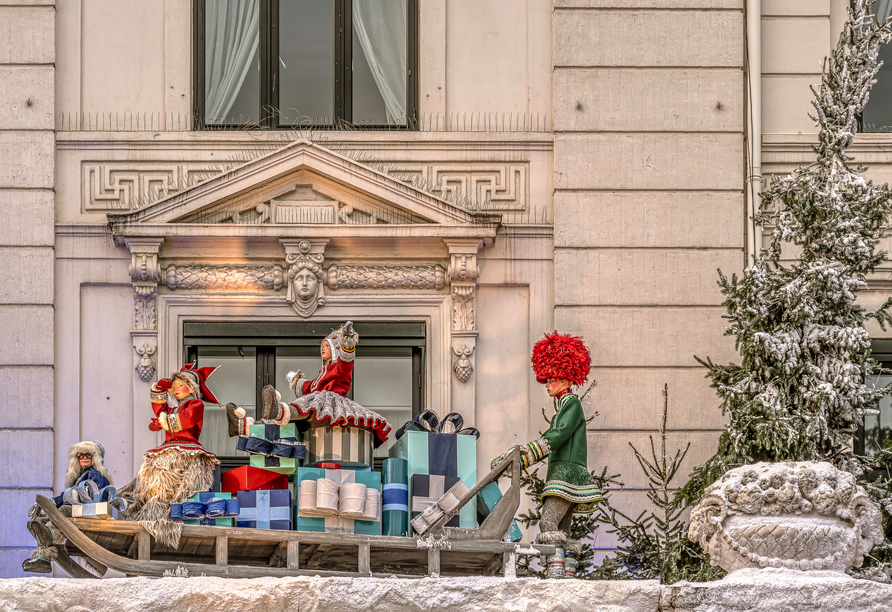 Die historischen Gebäude wie das Hotel d’Angleterre am Weihnachtsmarkt Kongens Nytorv sind teilweise auch geschmückt.