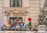 Die historischen Gebäude wie das Hotel d’Angleterre am Weihnachtsmarkt Kongens Nytorv sind teilweise auch geschmückt.