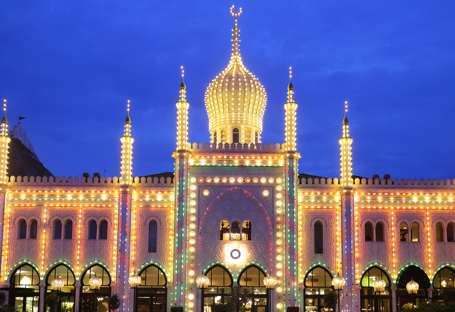 Der Vergnügungspark Tivoli erstrahlt in tausend Lichtern.