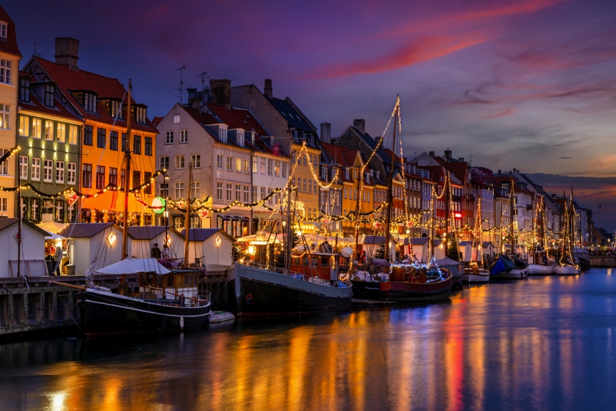 Am Abend erstrahlt der Hafen Nyhavn in festlicher Beleuchtung.