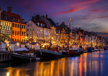 Am Abend erstrahlt der Hafen Nyhavn in festlicher Beleuchtung.