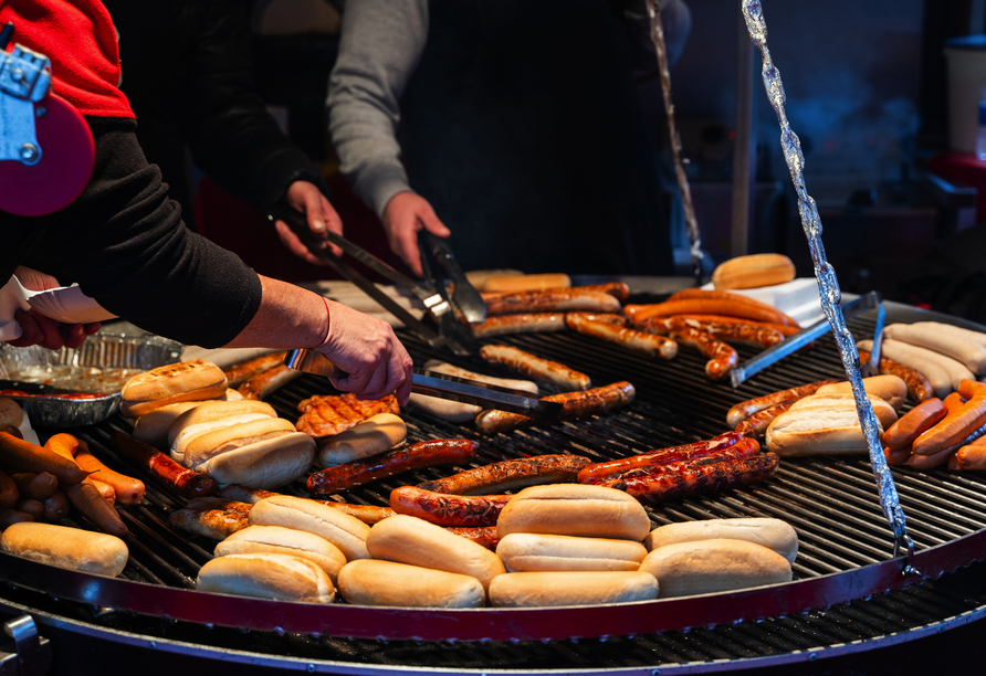 Der Geruch von allerlei Köstlichkeiten wie Bratwurst liegt in der Luft.