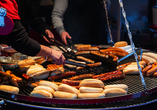 Der Geruch von allerlei Köstlichkeiten wie Bratwurst liegt in der Luft.