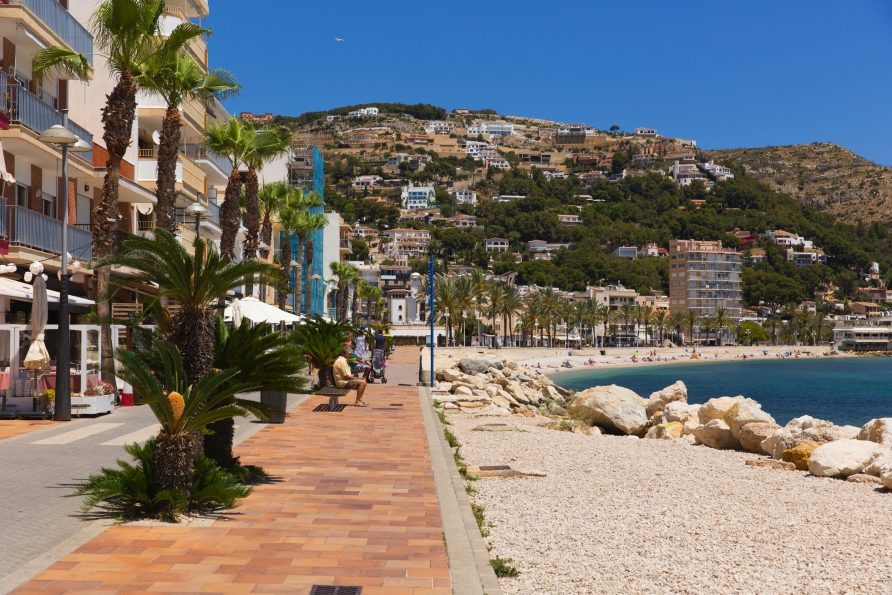 Jávea bietet ebenfalls malerische Kulissen vor dem blauen Meer.