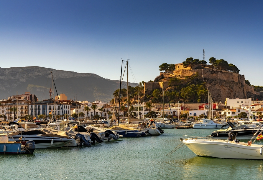 Auch Dénia wartet im Norden der Costa Blanca auf Sie.