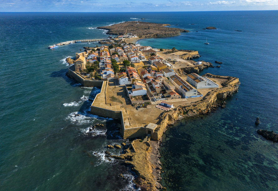 Eine Bootsfahrt bringt Sie auf die charmante kleine Insel Tabarca.