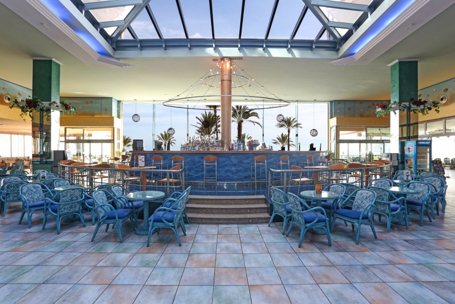 Besuchen Sie die gemütliche Bar des Hotels.
