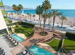 Entspannen Sie im Außenbereich des Hotels oder direkt am angrenzenden Sandstrand.