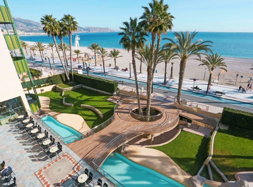 Entspannen Sie im Außenbereich des Hotels oder direkt am angrenzenden Sandstrand.