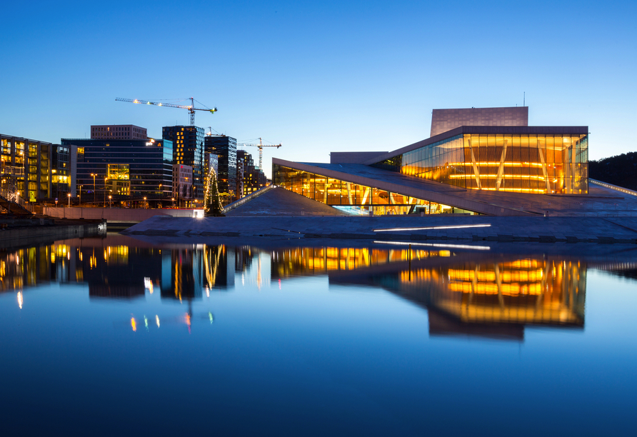 Das Opernhaus direkt am Hafen prägt mit seiner beeindruckenden Architektur das Stadtbild von Oslo.