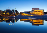 Das Opernhaus direkt am Hafen prägt mit seiner beeindruckenden Architektur das Stadtbild von Oslo.