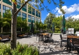 Die Hotelterrasse lädt zum Verweilen an der frischen Luft ein.