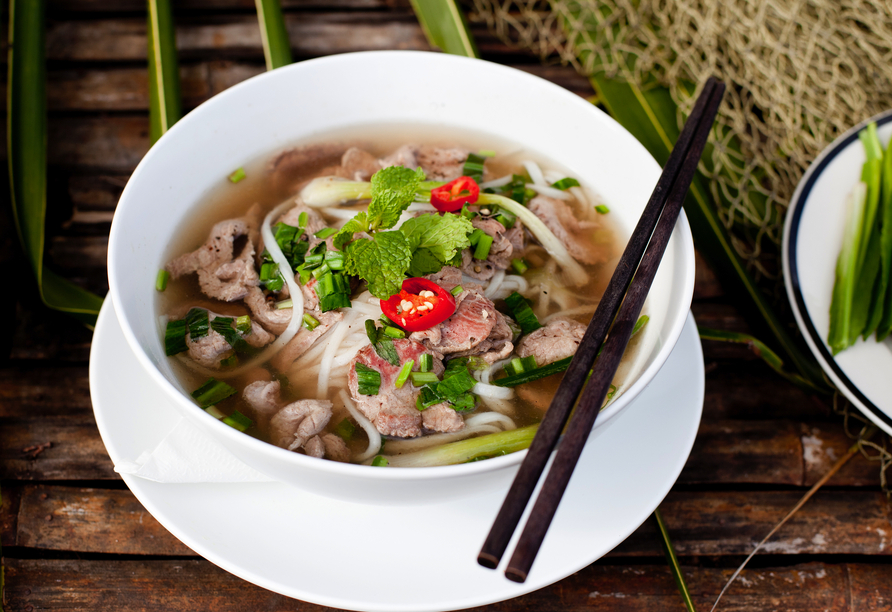 Probieren Sie unbedingt die vietnamesische Reisbandnudelsuppe Phở.