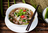 Probieren Sie unbedingt die vietnamesische Reisbandnudelsuppe Phở.