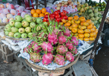 Lassen Sie sich die frischen Früchte der bunten Obststände des Dong Ba Markts in Hue schmecken.