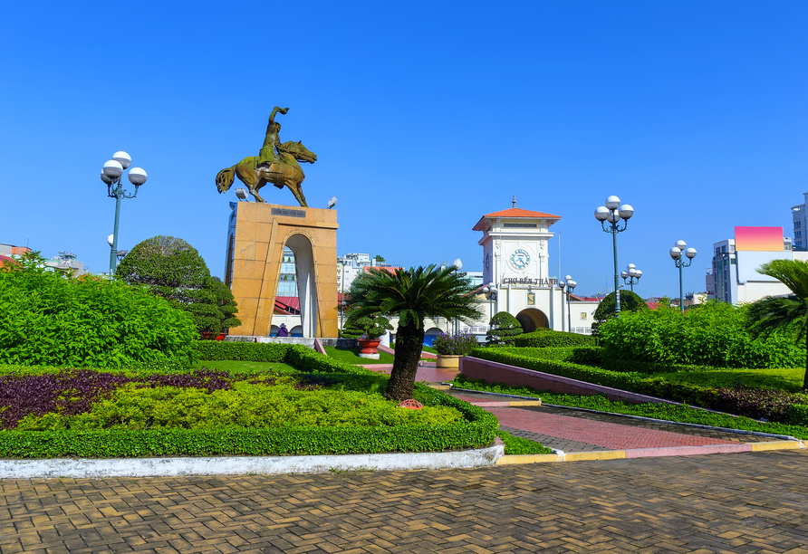 Tauchen Sie ein in das lebendige Treiben des Ben Thanh Markts in Saigon und bestaunen Sie die Tran Nguyen Han Statue.