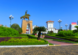 Tauchen Sie ein in das lebendige Treiben des Ben Thanh Markts in Saigon und bestaunen Sie die Tran Nguyen Han Statue.
