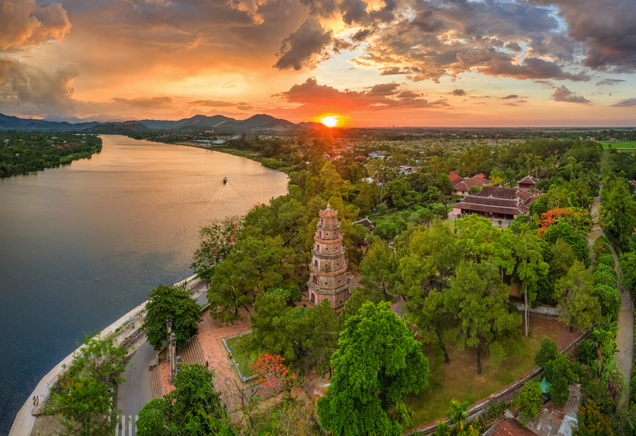 Die Thien Mu Pagode in Hue beeindruckt als spirituelles Wahrzeichen und bietet einen unvergesslichen Blick auf den Parfümfluss.
