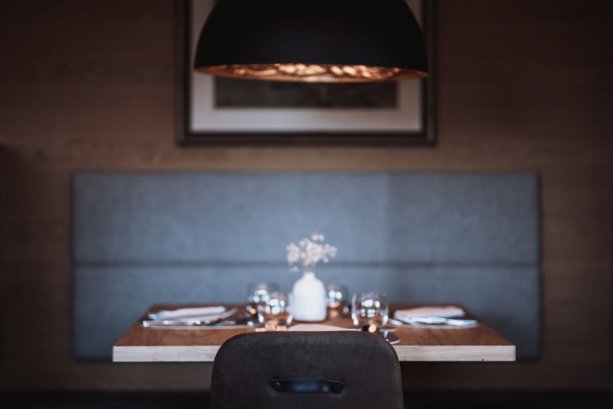 Nehmen Sie Platz im Restaurant des Hotels.