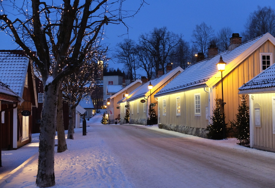 Schlendern Sie durch die winterlichen Straßen von Bærums Verk.