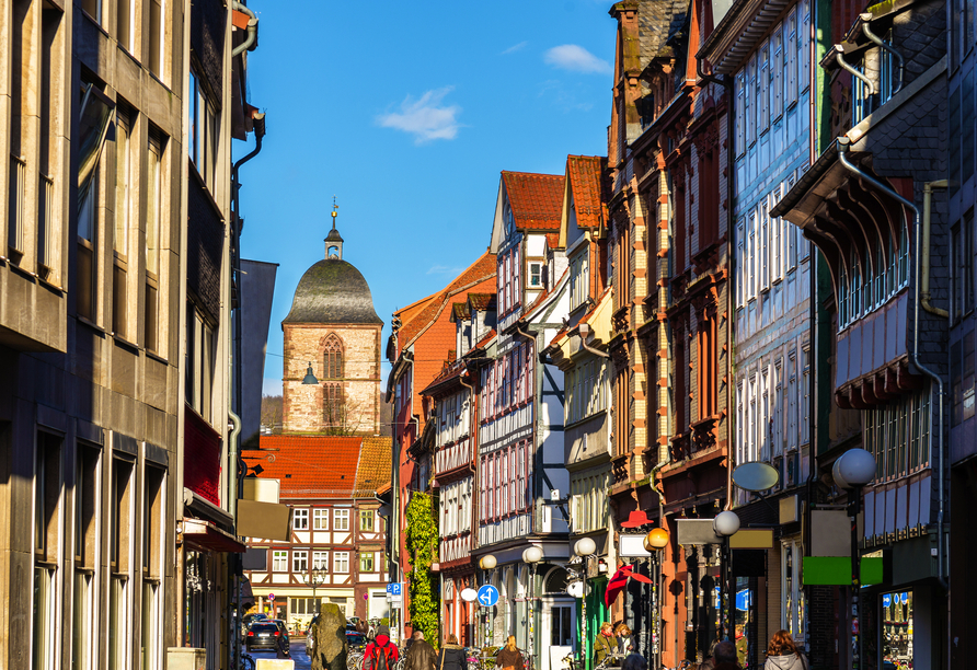 Die Göttinger Innenstadt begeistert mit historischen Gebäuden, charmanten Plätzen und lebendigem Stadtflair.