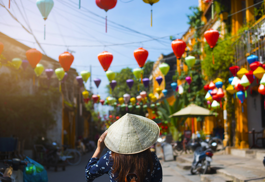 Schlendern Sie über die lebhaften Straßen der Altstadt von Hoi An.