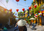 Schlendern Sie über die lebhaften Straßen der Altstadt von Hoi An.