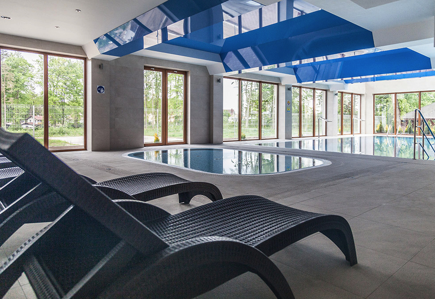 Entspannen Sie im Hallenbad des Hotels.