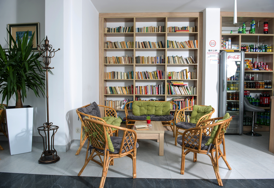 Stöbern Sie in der kleinen Bibliothek des Hotels.