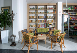 Stöbern Sie in der kleinen Bibliothek des Hotels.