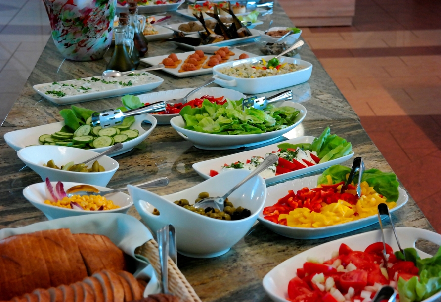 Das Buffet des Hotels bietet viele Leckereien.