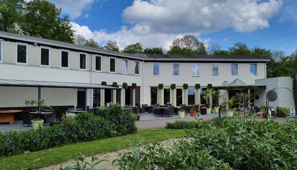 Das Hotel de Elderschans begrüßt Sie mitten im Grünen.