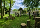 Der grüne Hotelgarten lädt zu einem Aufenthalt an der frischen Luft ein.
