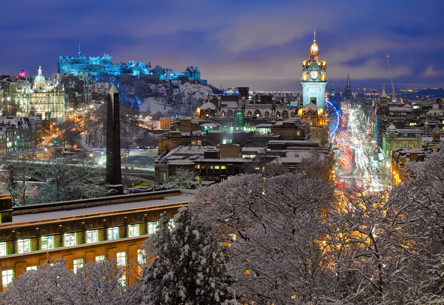 Edinburgh erstrahlt zur Adventszeit in bunten Farben.