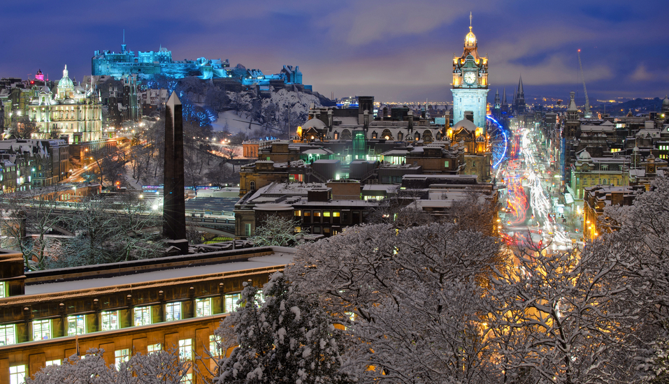 Edinburgh erstrahlt zur Adventszeit in bunten Farben.