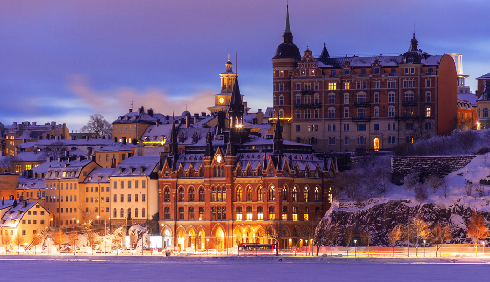 Stockholm begeistert mit seinen beleuchteten historischen Gebäuden.