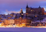 Stockholm begeistert mit seinen beleuchteten historischen Gebäuden.