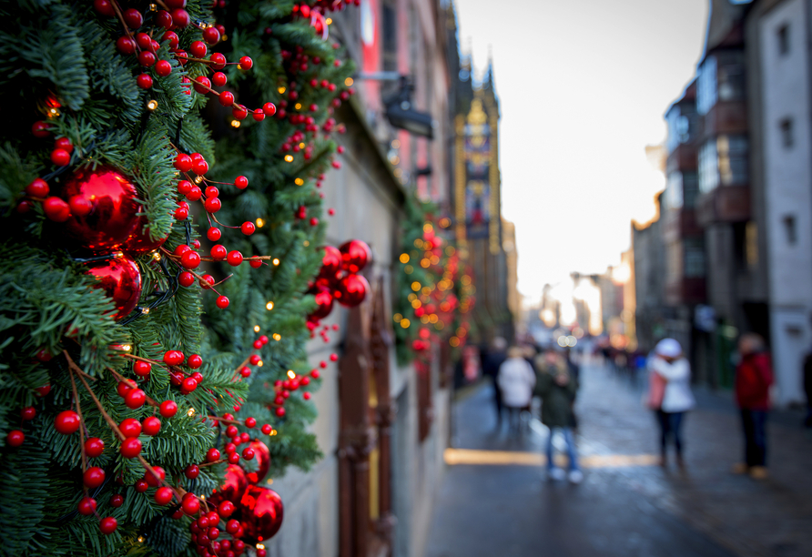 Schlendern Sie durch die festlich geschmückten Straßen von Edinburgh.