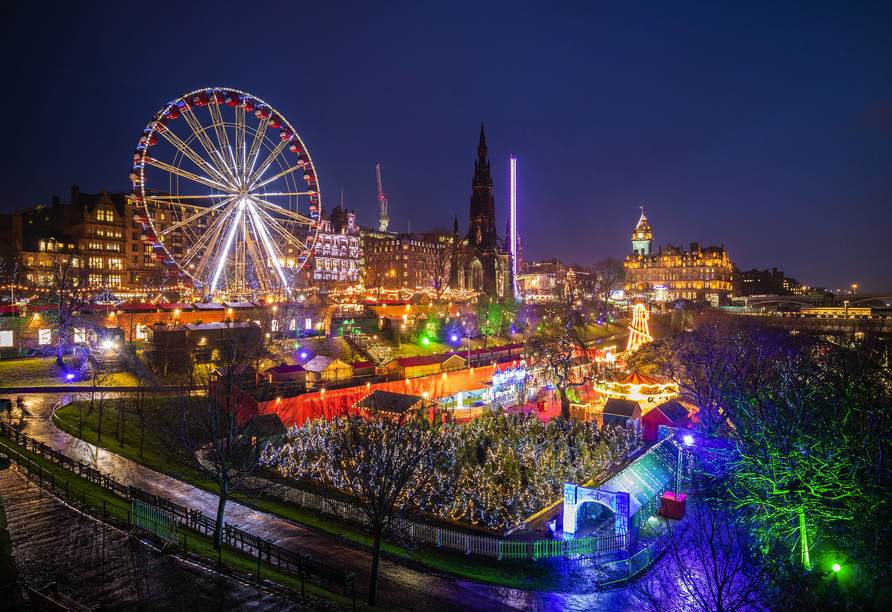 Die Altstadt von Edinburgh lockt mit einem bunt beleuchteten Weihnachtsmarkt.