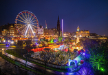 Die Altstadt von Edinburgh lockt mit einem bunt beleuchteten Weihnachtsmarkt.