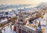 Luftaufnahme der verschneiten Fischerbastei in Budapest