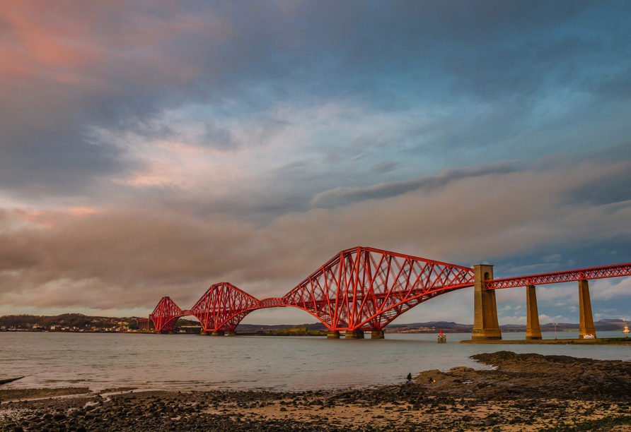 Schießen Sie das perfekte Foto von der beeindruckenden Eisenbahnbrücke Forth Bridge.