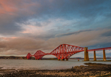 Schießen Sie das perfekte Foto von der beeindruckenden Eisenbahnbrücke Forth Bridge.